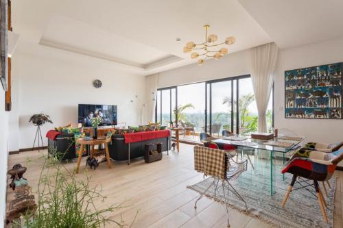 Lovely And Luxurious Fully Furnished 3 Bedroom In 2 Rivers 