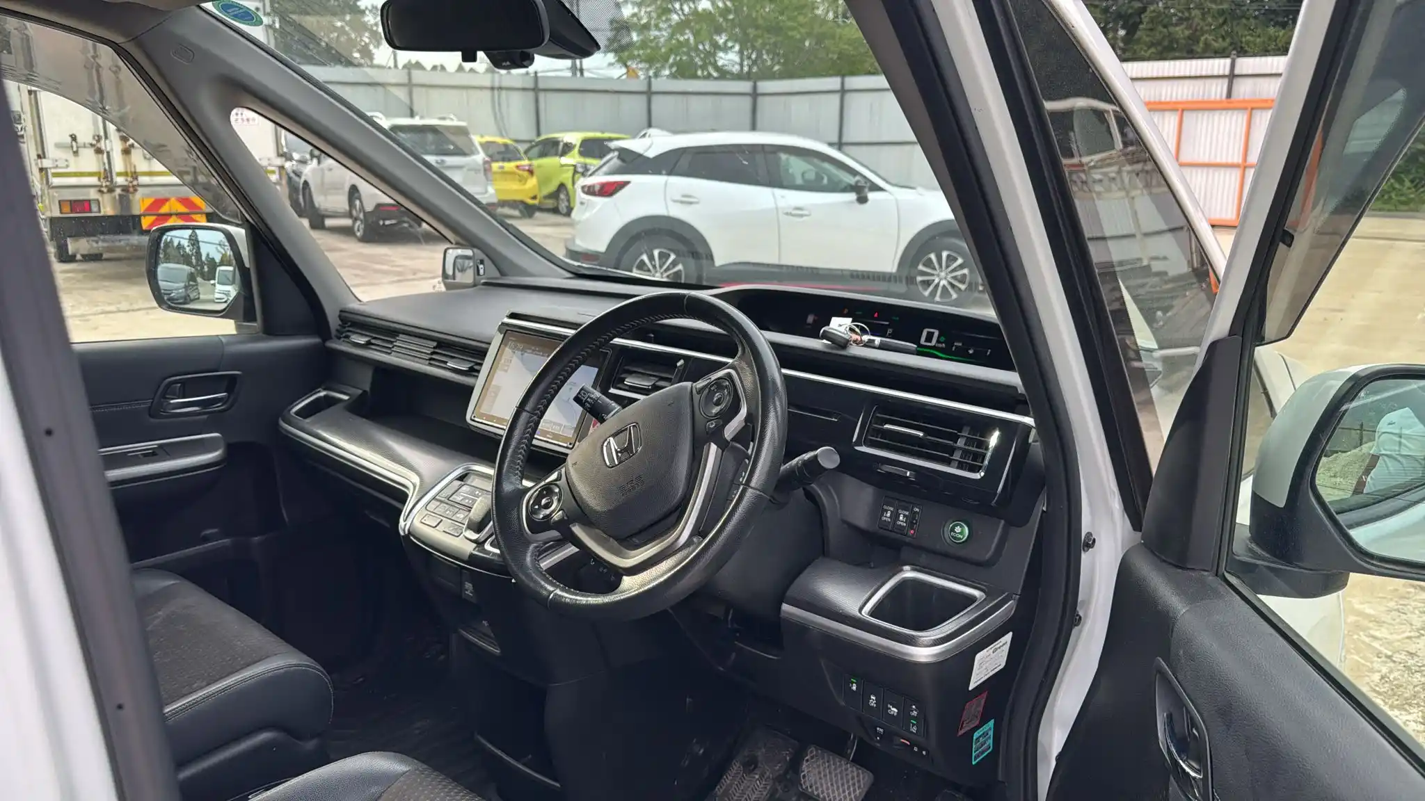 Honda Stepwagon Hybrid white 2018