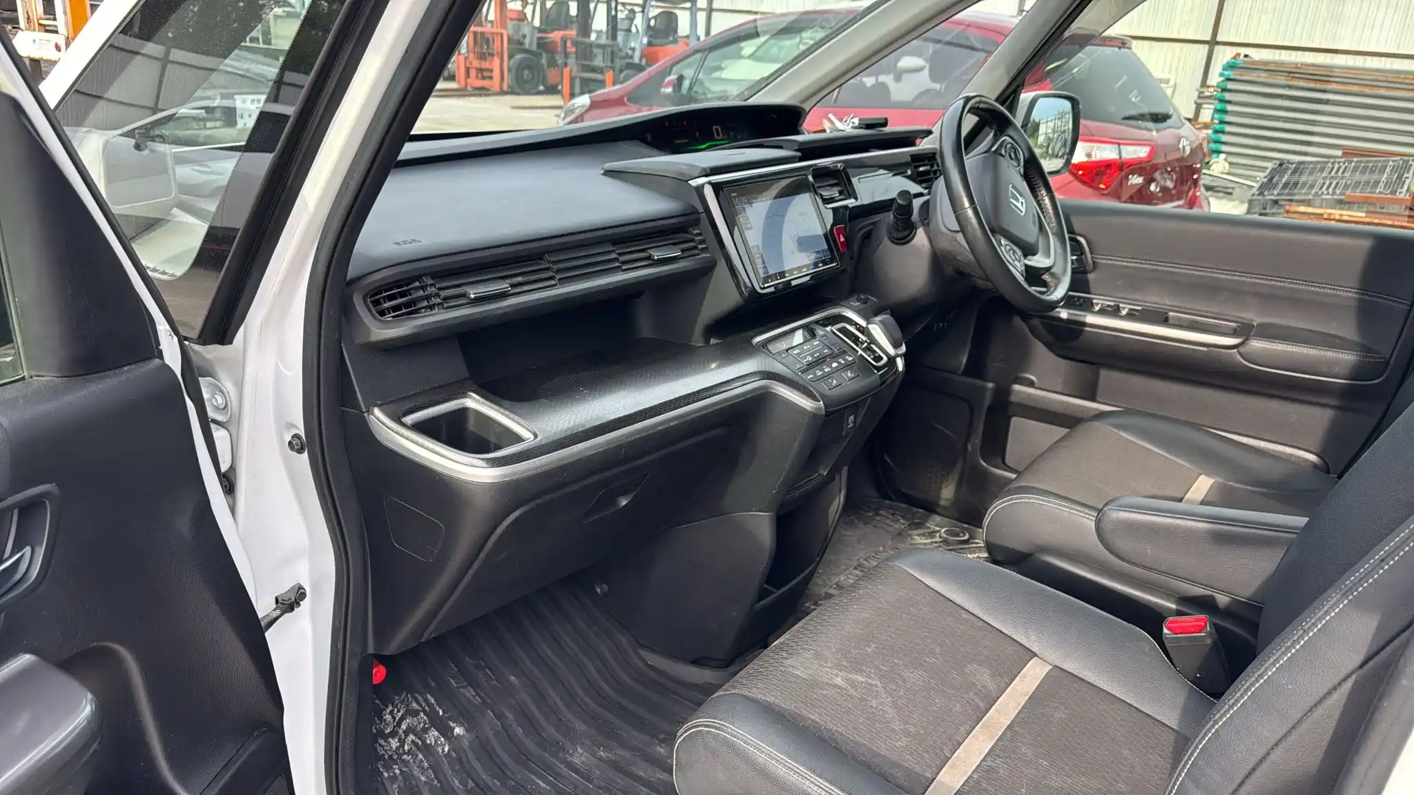 Honda Stepwagon Hybrid white 2018