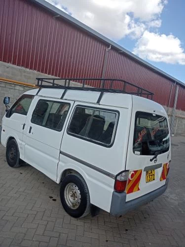 Nissan vannet Auto petrol 